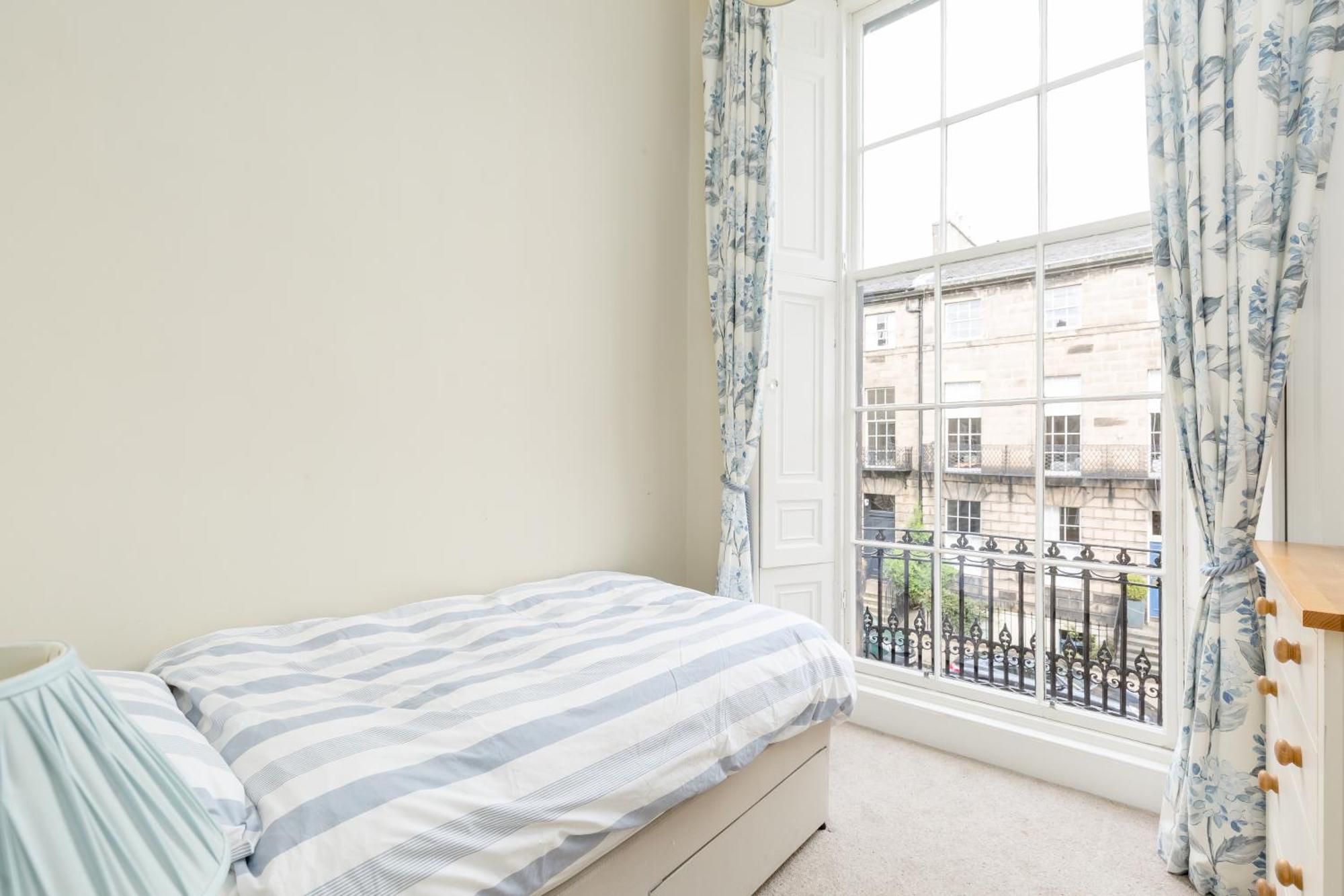 Light And Spacious 2 Bedroom Flat In Heart Of Единбург Екстериор снимка